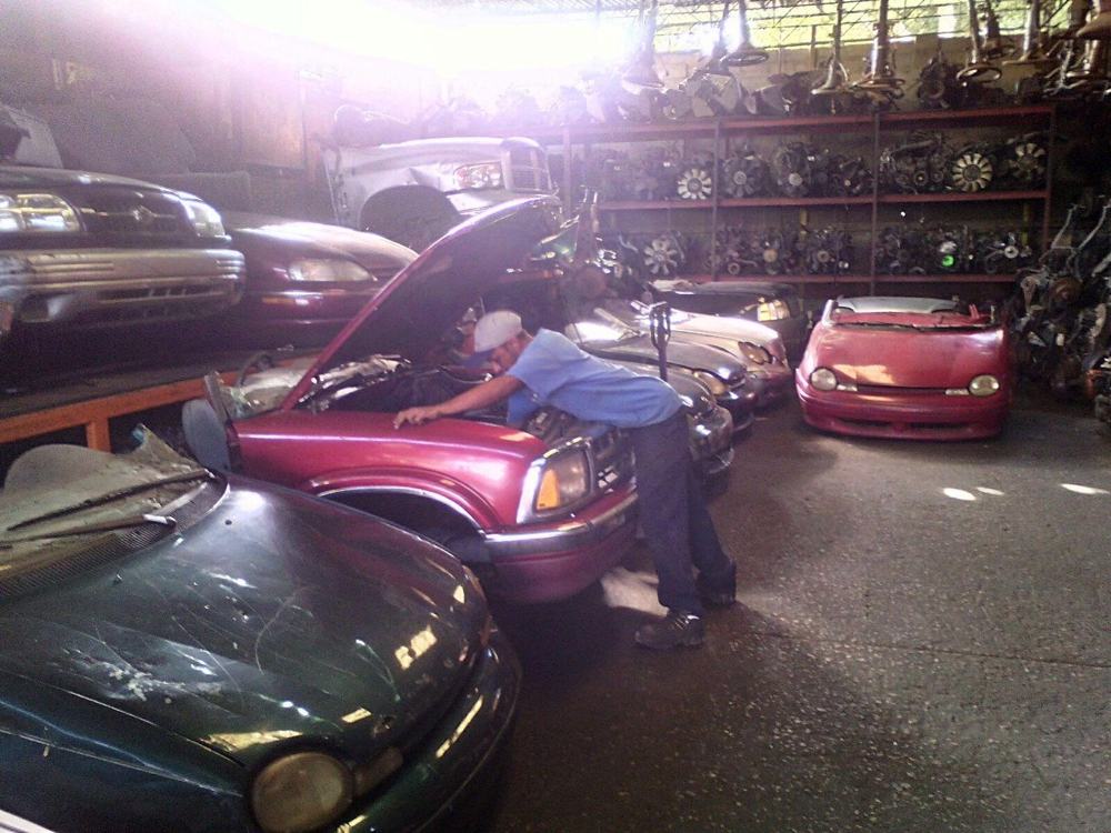 Mecánico revisando un motor en el taller