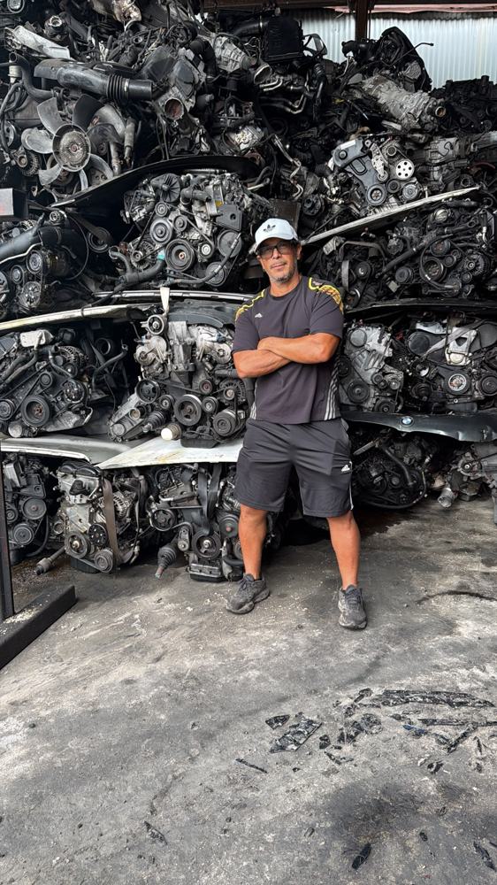 Gustavo Romero frente a motores importados en el patio