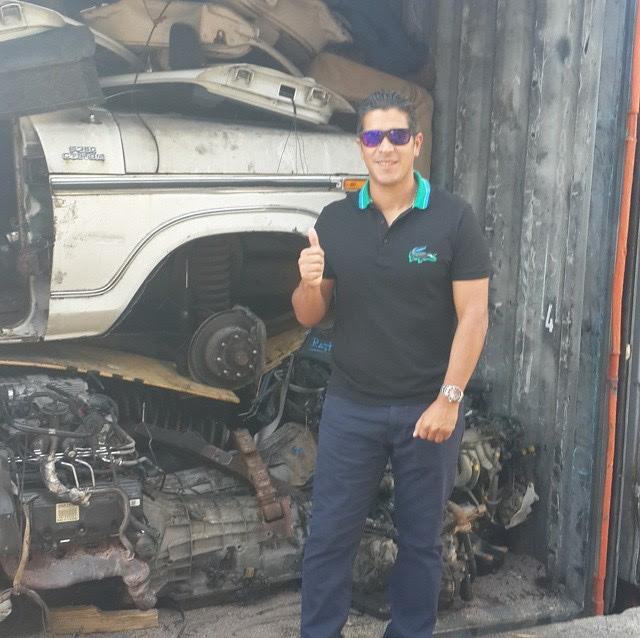 Gustavo Romero revisando un contenedor de motores