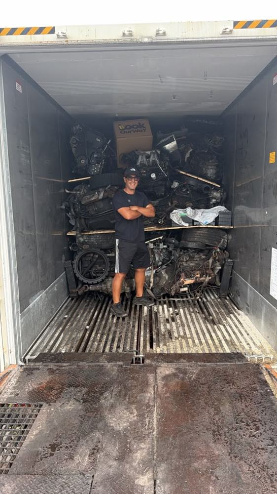 Contenedor lleno de motores para importar