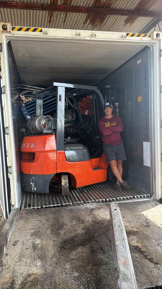 Gustavo Romero dentro de un contenedor con montacargas Toyota